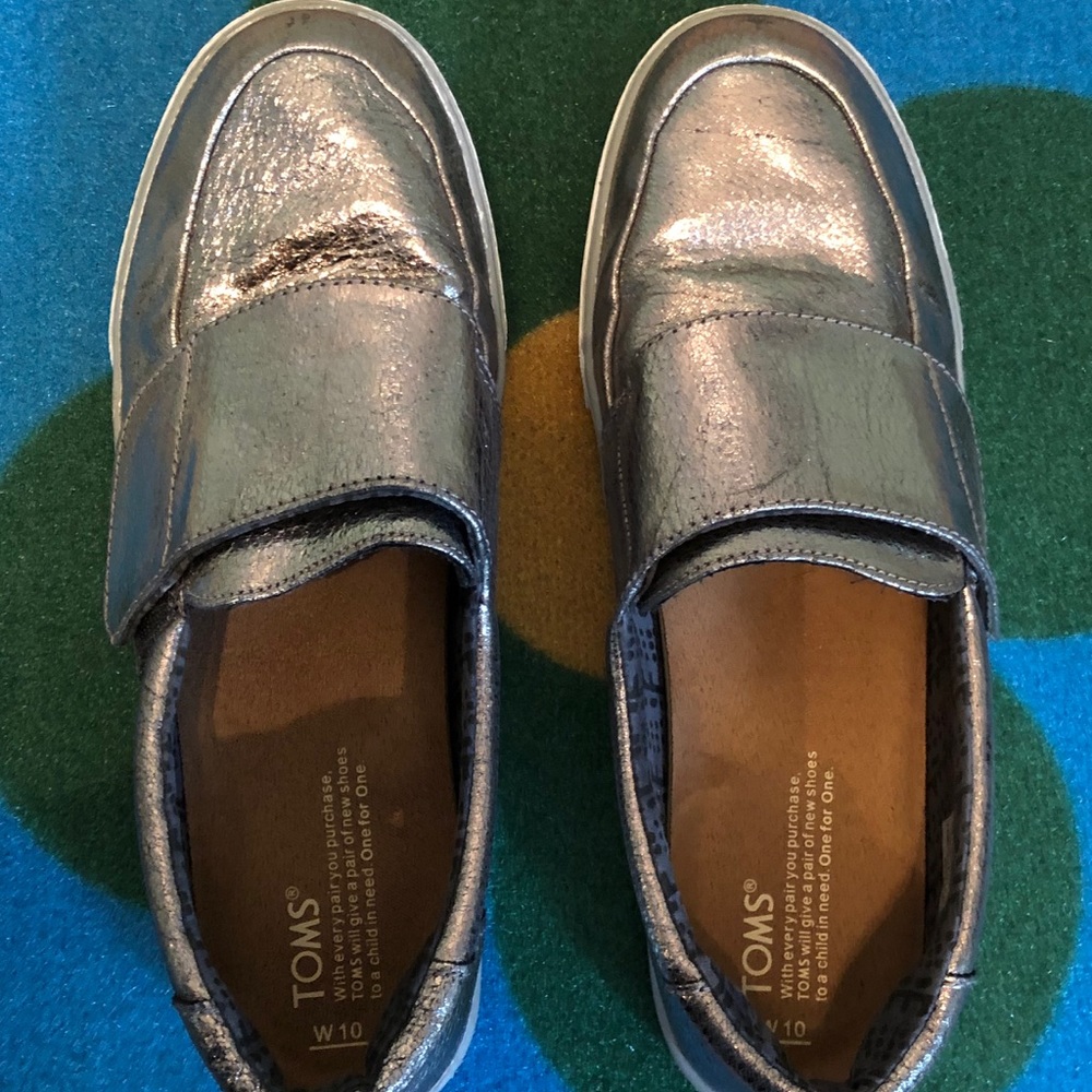 TOMS Gunmetal Leather Women’s 10 Slip ons